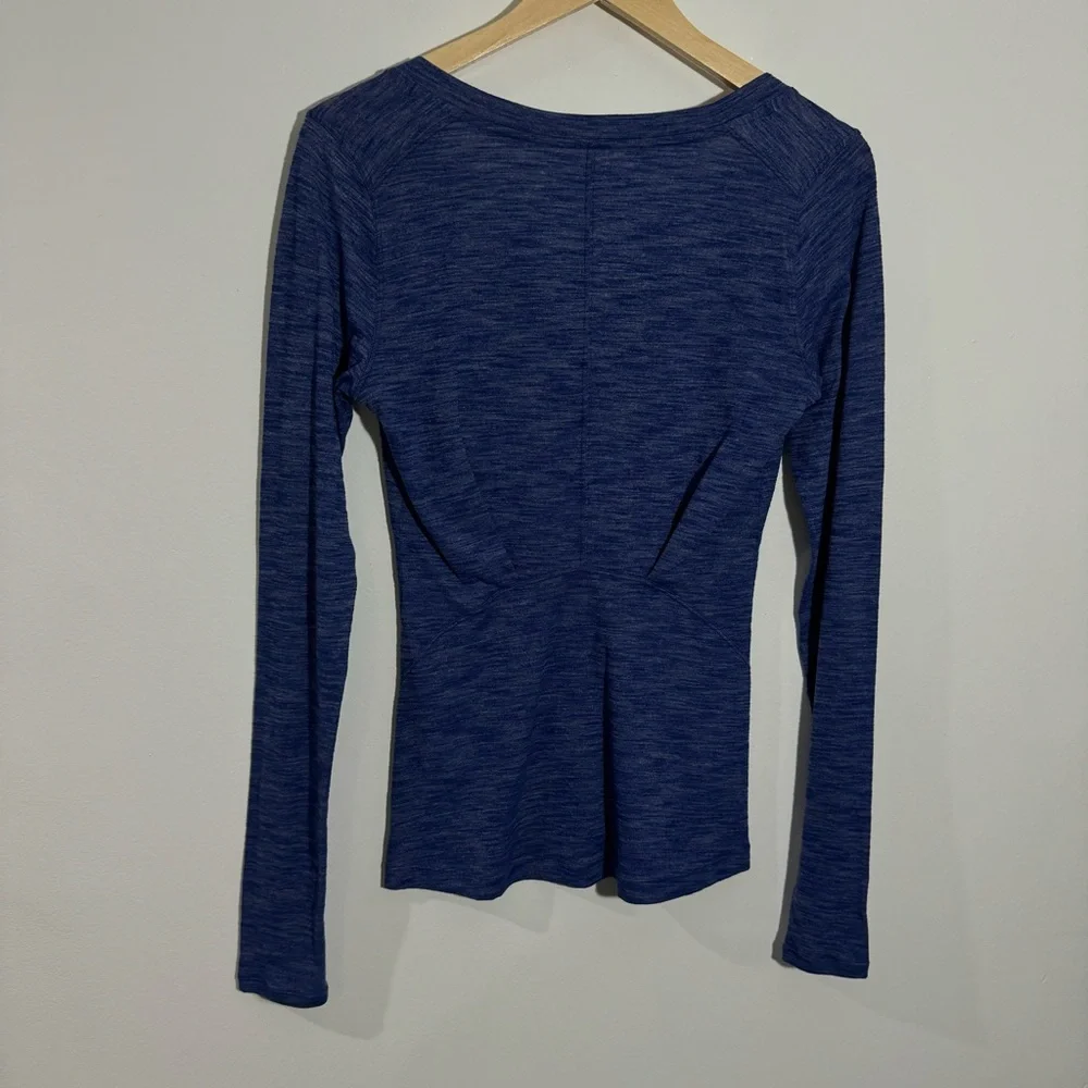 Lululemon V-Neck Long Sleeve Top Size‎ 4
